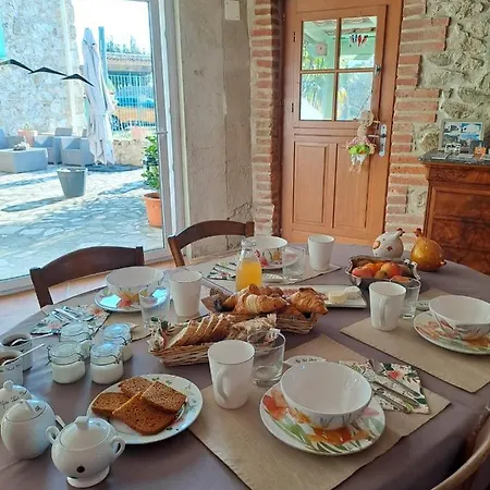 Domaine Saint Claude - , D'hotes & Insolite Malleval